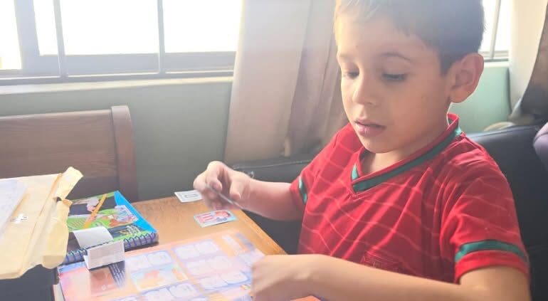 Un niño autista de 7 años fue víctima de un robo durante un intercambio de estampitas del Mundial realizado en Paseo Central.