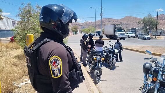 La Policía Municipal de Chihuahua informó el aseguramiento de 172 motocicletas durante operativos de revisión enfocados en seguridad y orden vial.