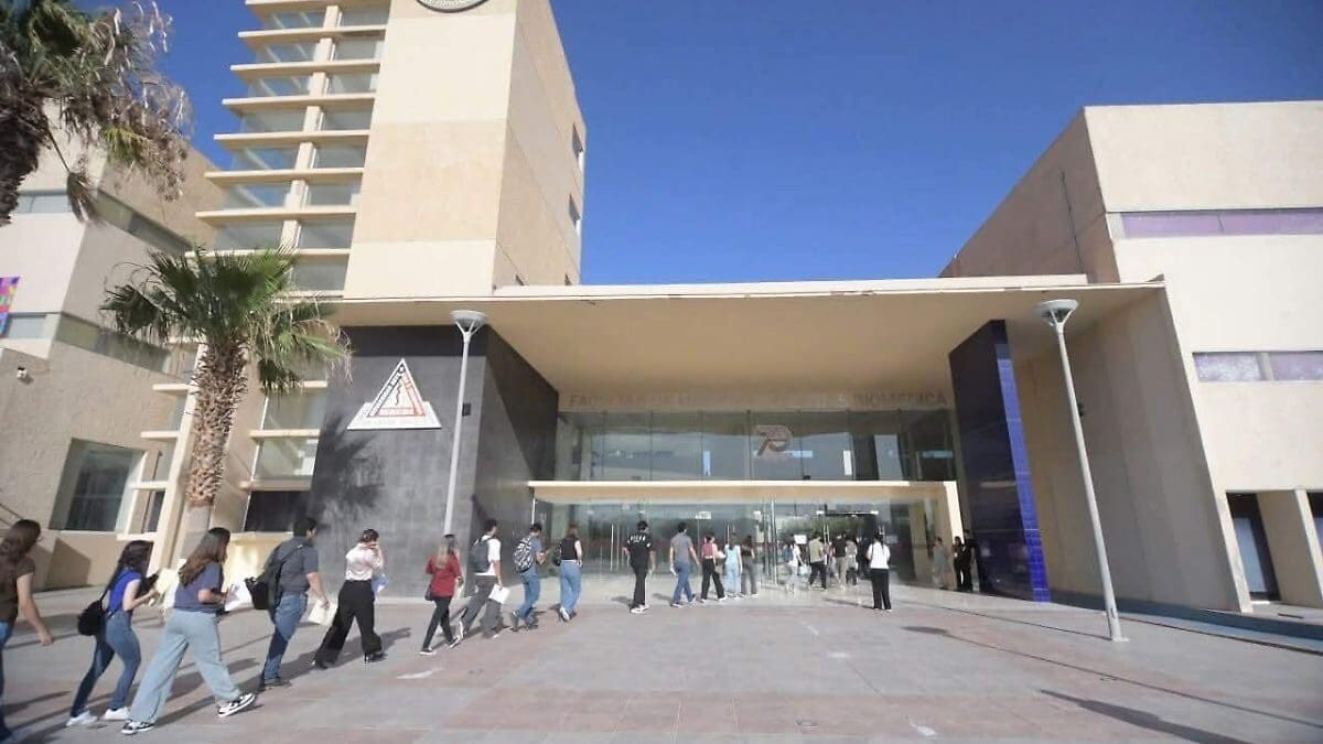 La UACH mantiene los proyectos para construir un Hospital Universitario y crear la carrera de Veterinaria, informó el rector Luis Rivera Campos.