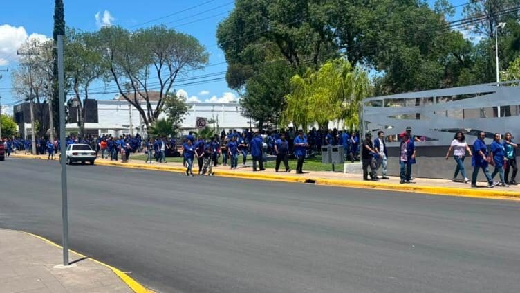 Una amenaza de bomba obligó a evacuar a aproximadamente 2 mil trabajadores de la maquila Alphabet en el complejo industrial Las Américas.