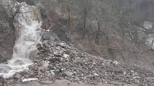 Un derrumbe provocado por las lluvias bloqueó totalmente la carretera Moris-Ocampo en la Sierra de Chihuahua, dejando cerrada la circulación de forma temporal.