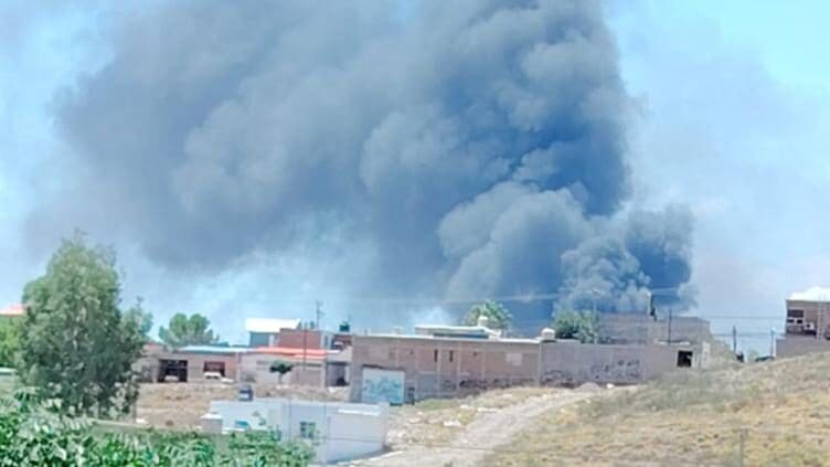 Un incendio registrado en un establecimiento comercial de la colonia 3 de Mayo movilizó a bomberos y generó una enorme columna de humo visible en gran parte de Chihuahua.