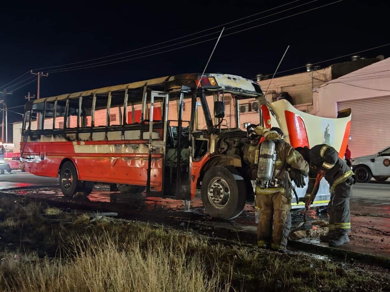 Un camión de personal de Bafar se incendió sobre la carretera Chihuahua-Cuauhtémoc. Bomberos sofocaron las llamas y no se reportaron personas lesionadas.