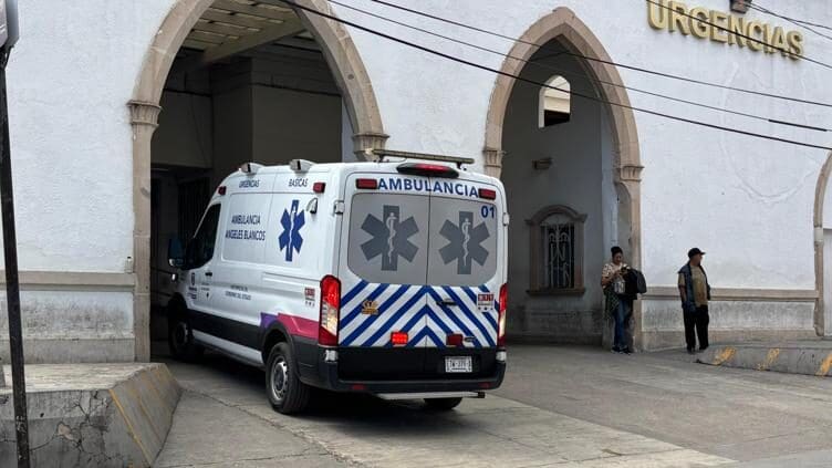 Un hombre de 31 años fue encontrado herido con al menos cinco impactos de bala y una puñalada cerca de la carretera Chihuahua-Juárez; fue trasladado al Hospital Central.
