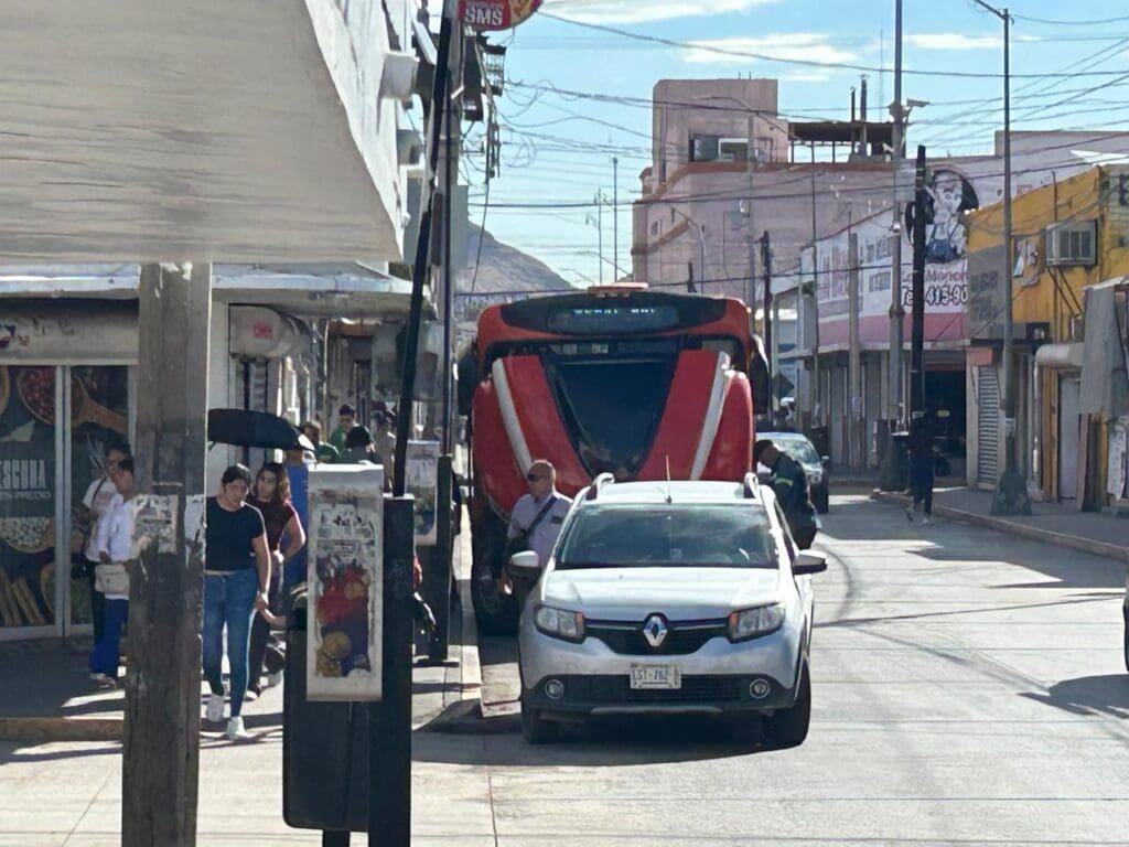 Usuarios del transporte urbano en Chihuahua denuncian fallas mecánicas frecuentes, unidades deterioradas y paradas con infraestructura insuficiente.