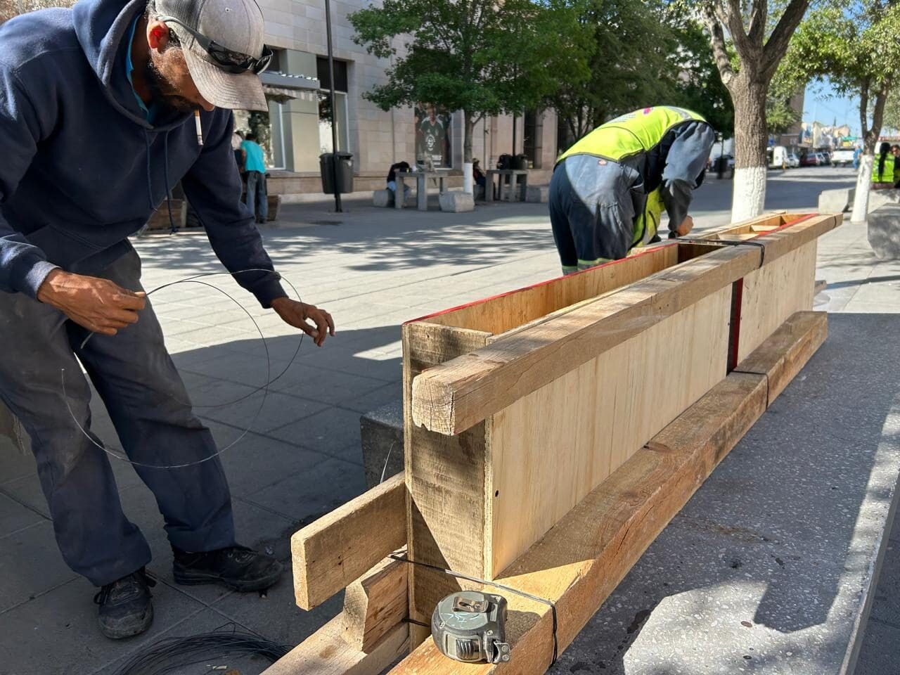 El Gobierno Municipal de Chihuahua inició la modernización de 109 bancas de la Plaza de Armas con nuevos respaldos de concreto.