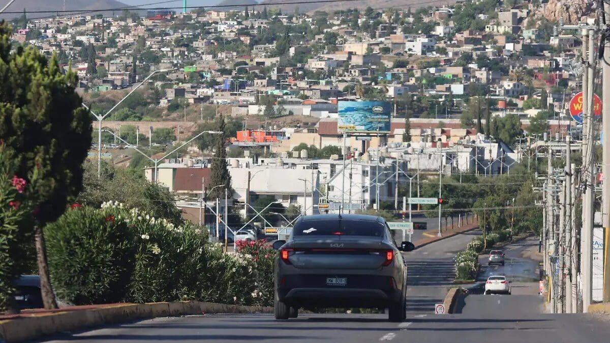 Chihuahua registra temperaturas extremas este domingo. La capital alcanzó 31°C por la mañana y podría llegar a los 39 grados durante la tarde.