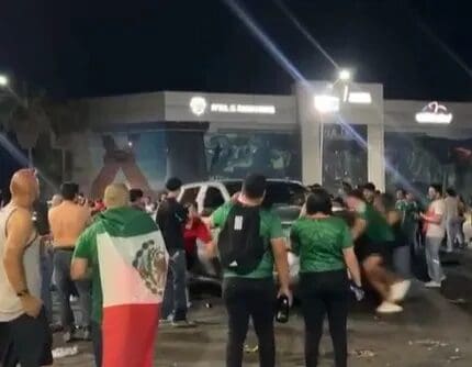 Un conductor en primer grado de ebriedad atropelló a varios aficionados durante los festejos de la Selección Mexicana en la glorieta Pancho Villa de Chihuahua.