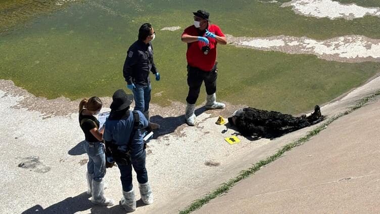 Autoridades localizaron un cuerpo calcinado con huellas de violencia dentro de un canal cercano al parque El Palomar, en la ciudad de Chihuahua.