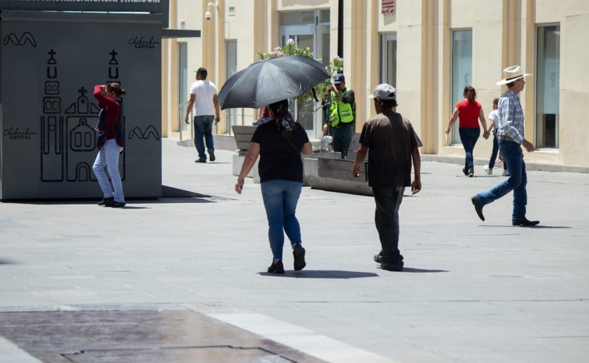 Protección Civil alertó sobre una ola de calor que elevará las temperaturas hasta los 39 grados centígrados durante el fin de semana en Chihuahua.
