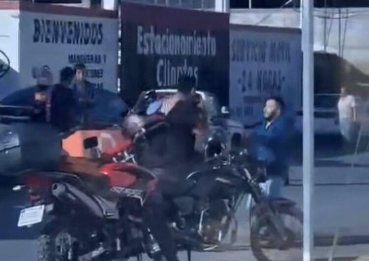 Una pelea entre repartidores de DiDi Food en la avenida Tecnológico de Chihuahua fue captada en video y se volvió viral en redes sociales.