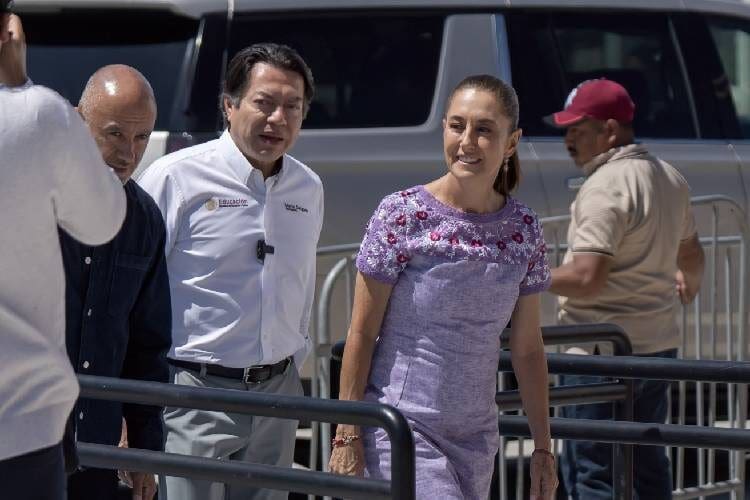 Claudia Sheinbaum anunció una consulta escuela por escuela que iniciará en agosto para conocer las demandas del magisterio tras el retiro del plantón de la CNTE.