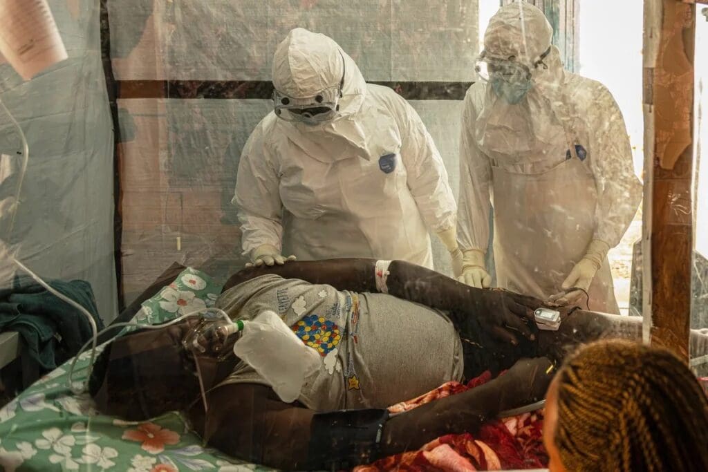 El brote de ébola en la República Democrática del Congo suma 254 muertos y más de mil casos confirmados, mientras persisten dificultades para rastrear contagios.