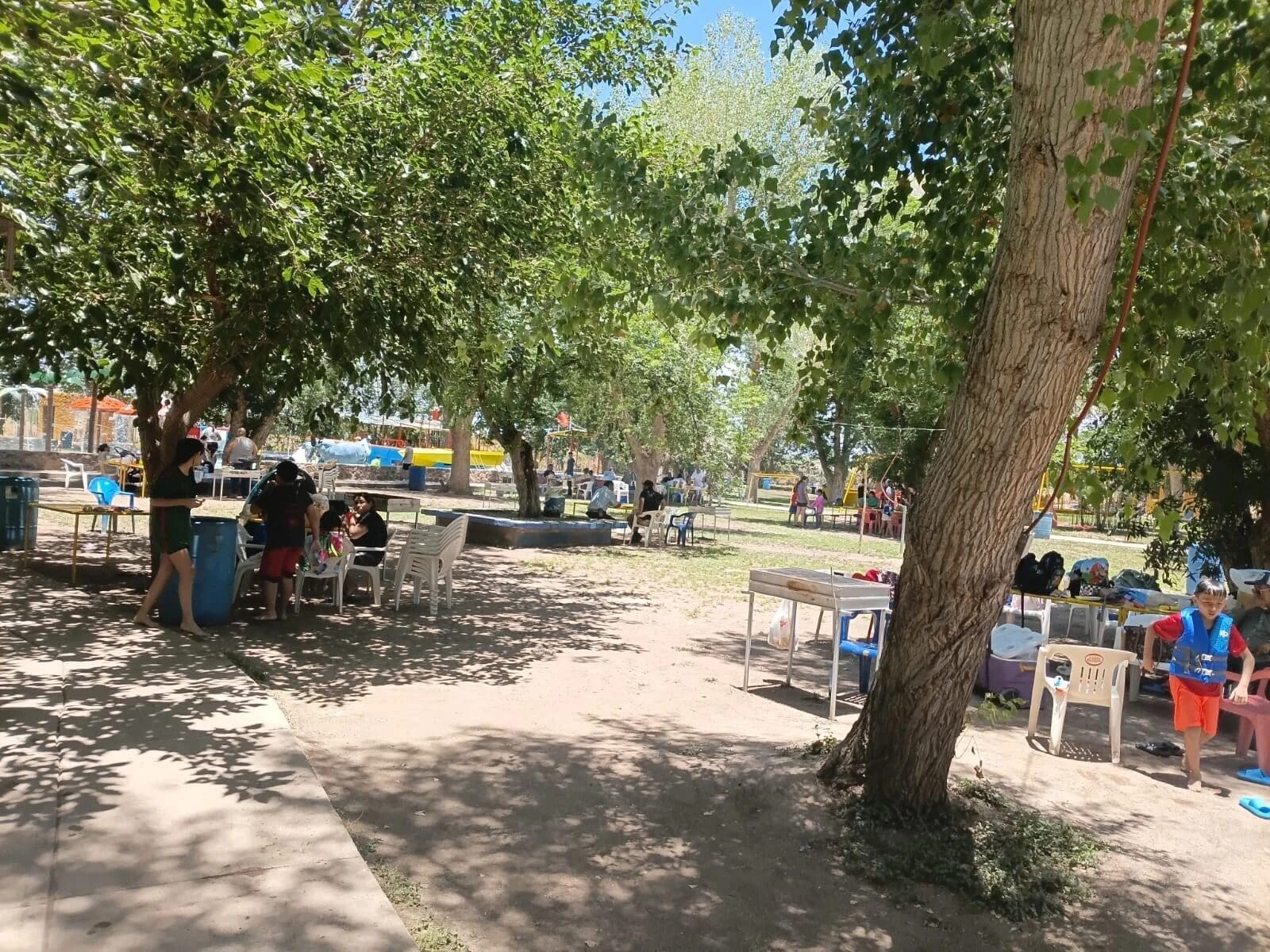 La ola de calor y el inicio del verano impulsaron la afluencia en balnearios de la región centro-sur de Chihuahua, que reportan miles de visitantes.