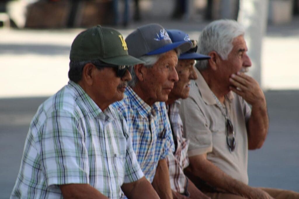 La Plaza de Armas de Chihuahua continúa siendo un importante punto de encuentro para adultos mayores que buscan convivir, escuchar música y disfrutar del Centro Histórico.