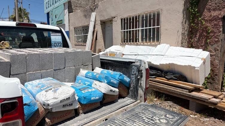 El Municipio de Chihuahua entregó materiales de construcción a una familia que perdió su vivienda en un incendio ocurrido en mayo en la colonia Francisco Villa.