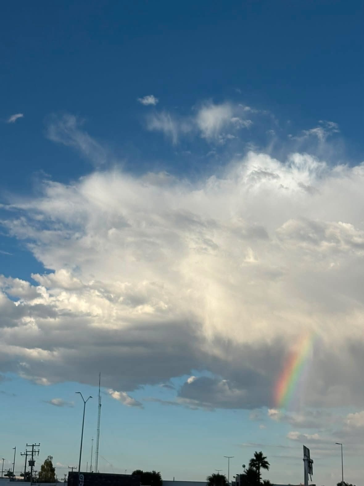Una ligera lluvia y la presencia del sol dieron origen a un impresionante arcoíris sobre el Cerro Coronel en la ciudad de Chihuahua.