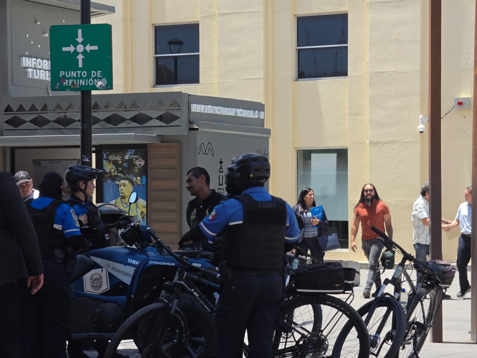 Elementos de la DSPM detuvieron a un hombre que portaba un cuchillo en calles del centro de Chihuahua durante un operativo de vigilancia.