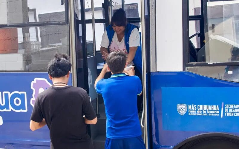 NutriChihuahua llevó su comedor móvil a la preparatoria Maestros Mexicanos, donde distribuyó alimentos calientes y promovió este servicio gratuito entre estudiantes.