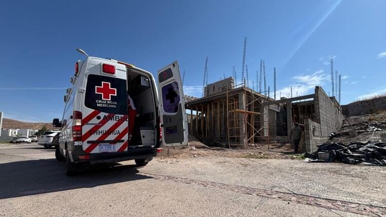 Un adulto mayor resultó lesionado tras caer de aproximadamente seis metros mientras supervisaba una construcción en Altozano, Chihuahua.