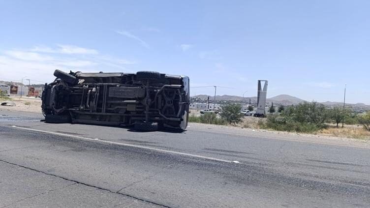 Una camioneta Ford Lobo volcó tras chocar contra un poste en la zona de El Reliz. El conductor resultó ileso, pero el accidente provocó congestionamiento vehicular.