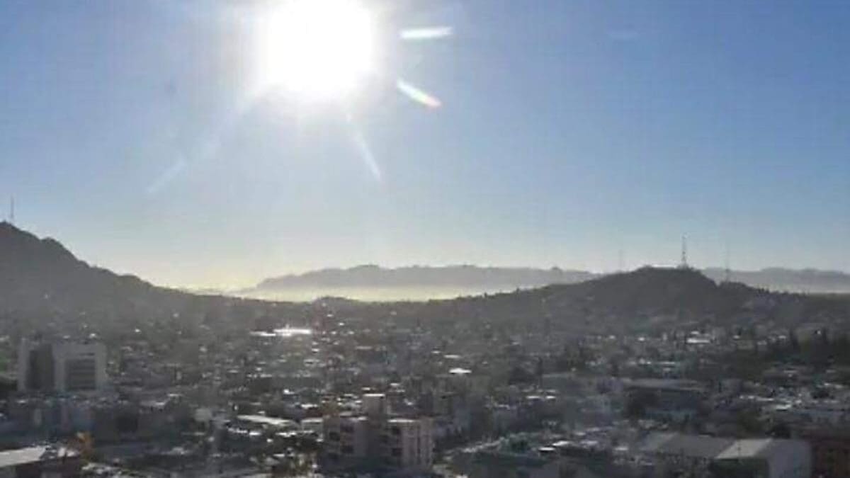 La onda de calor continúa en Chihuahua con temperaturas de hasta 41°C, fuertes vientos y lluvias en la región serrana.
