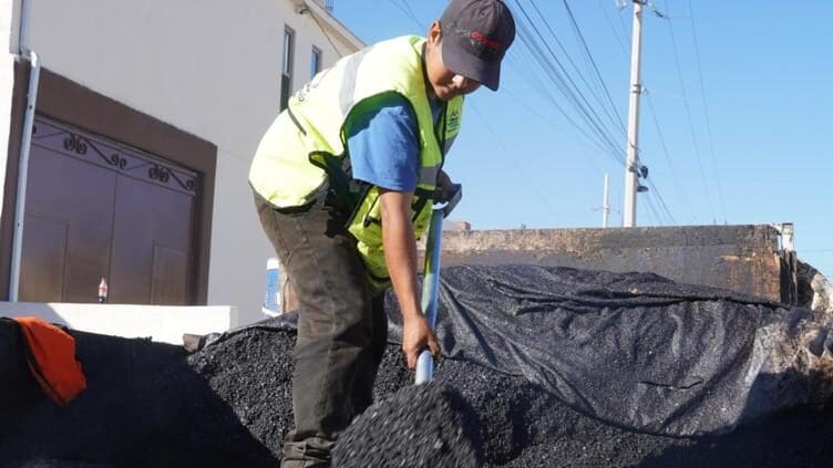 El Gobierno Municipal realizará trabajos de bacheo este viernes en diez sectores de Chihuahua; conoce las vialidades que serán intervenidas.
