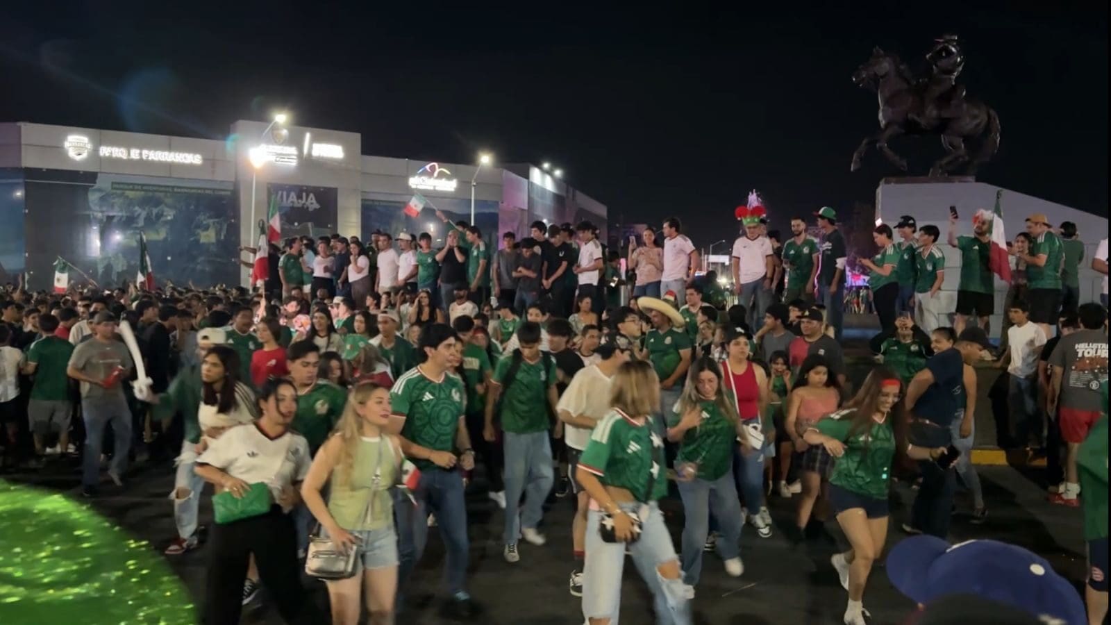Aficionados celebraron el triunfo de México en la glorieta Pancho Villa con un multitudinario baile de Payaso de Rodeo durante los festejos mundialistas.