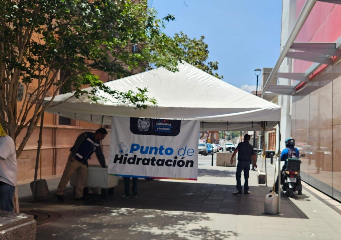 El Gobierno Municipal mantiene activos los puntos de hidratación en Chihuahua para prevenir afectaciones por las altas temperaturas.
