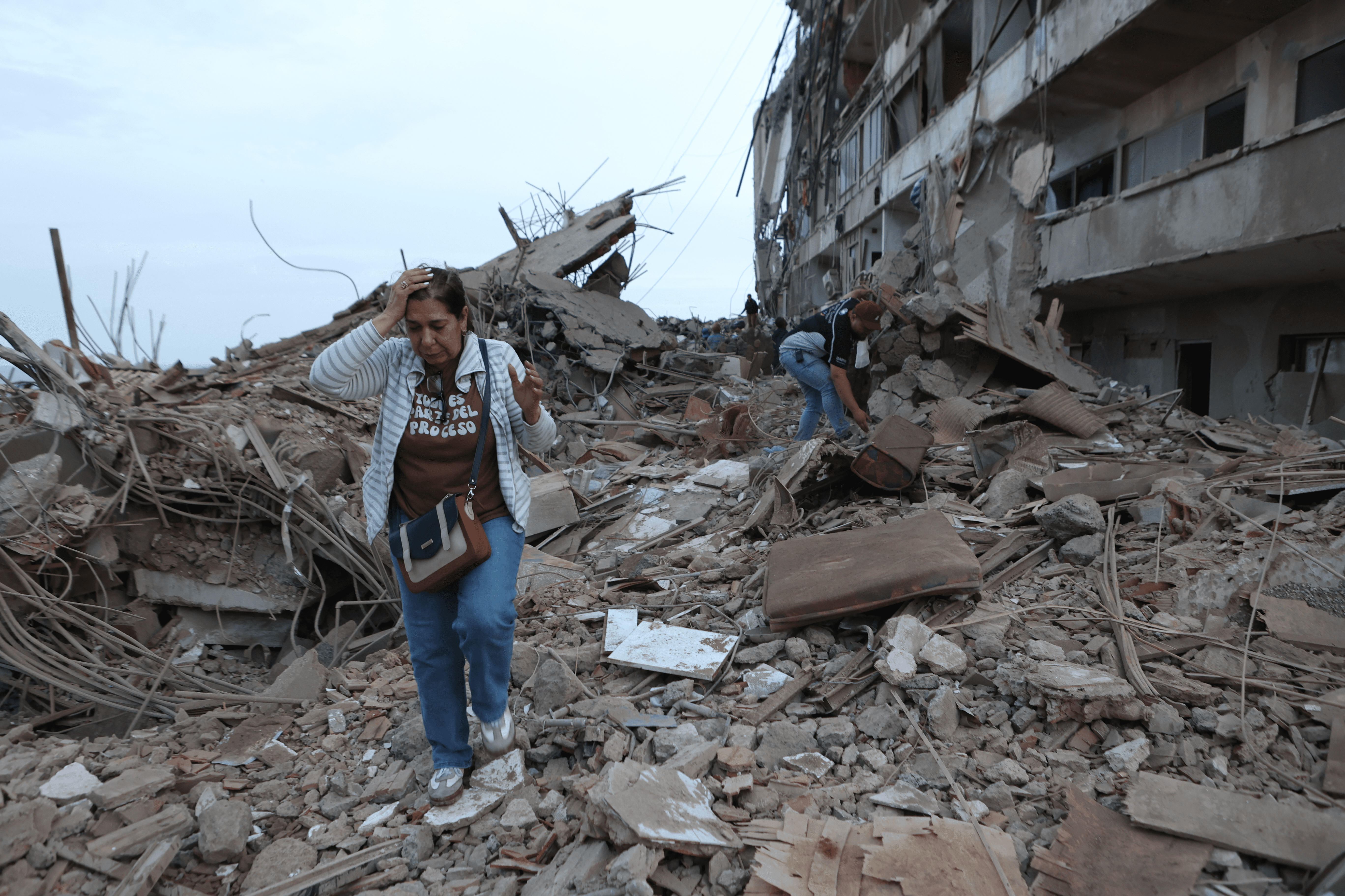Venezuela elevó a 589 la cifra de fallecidos por los terremotos mientras brigadas de rescate de México, España y El Salvador apoyan en las labores de emergencia.