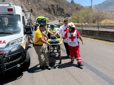 El autobús de Memo Garza fue atacado a balazos en la autopista México-Orizaba; un integrante de la agrupación resultó herido y autoridades ya investigan.