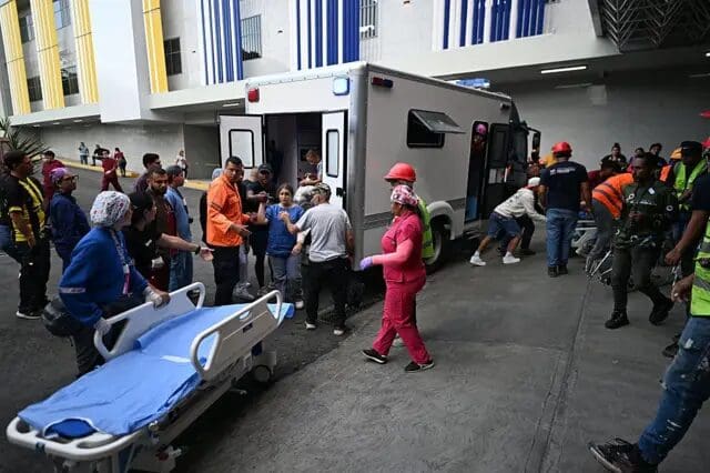Los hospitales de Venezuela permanecen colapsados tras los terremotos, con pacientes atendidos al aire libre, morgues saturadas y una creciente emergencia sanitaria.