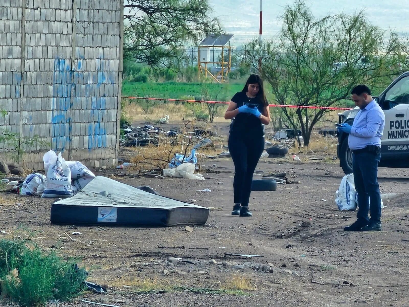 Autoridades localizaron un cuerpo en avanzado estado de descomposición debajo de un colchón en un terreno baldío de la colonia Camino Real.