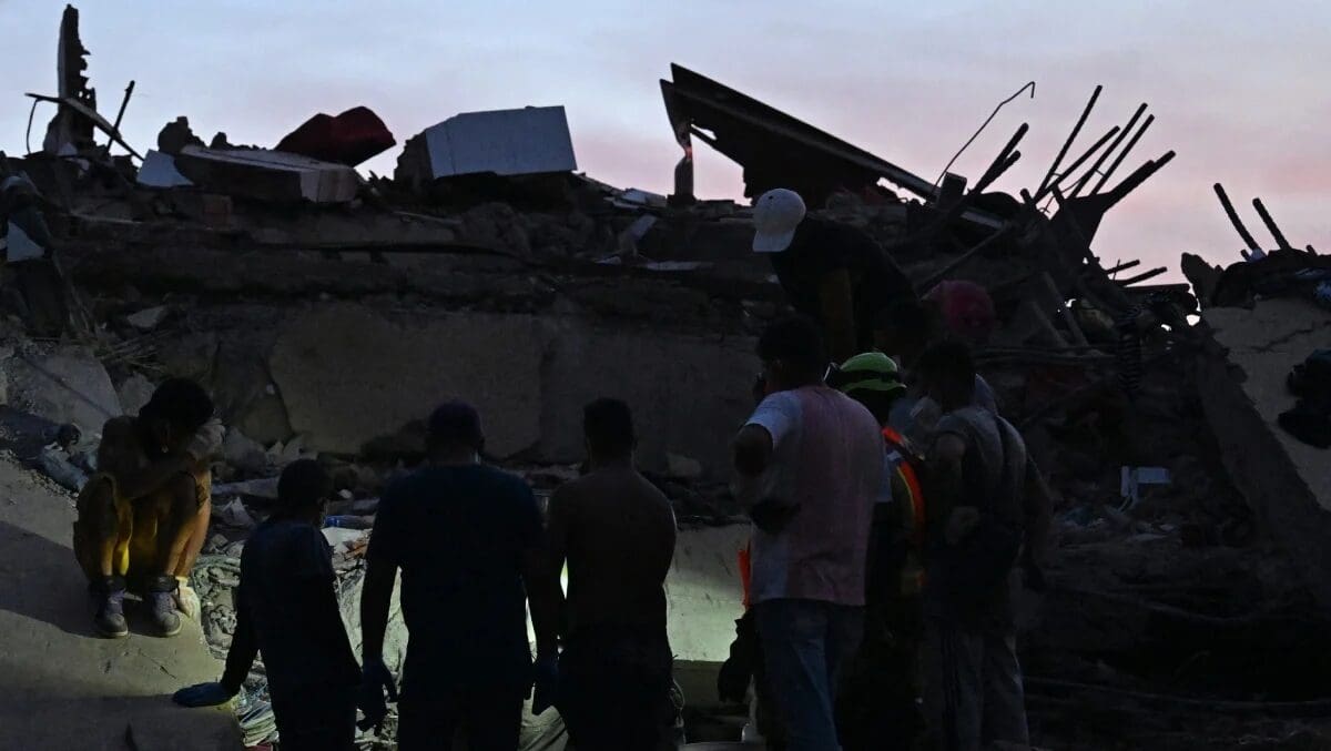 Una réplica de magnitud 4.6 volvió a sacudir Venezuela sin causar nuevos daños, mientras aumenta el saldo de víctimas del doble terremoto.