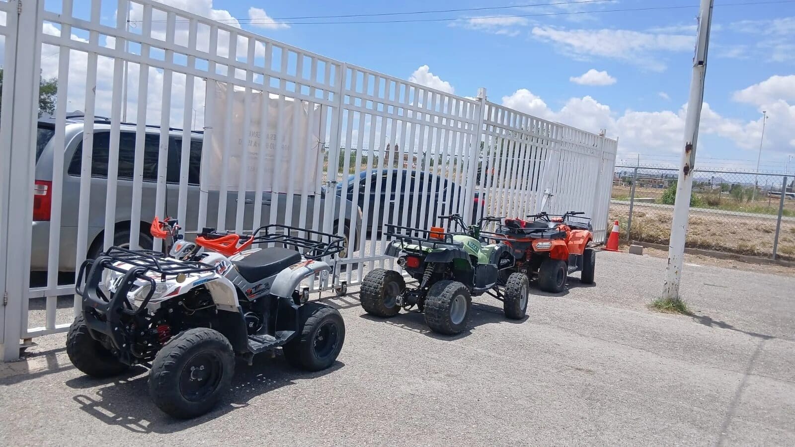 Guardias de seguridad bloquearon el acceso a la Feria de Santa Rita para exigir el pago de salarios, bonos y prestaciones pendientes.