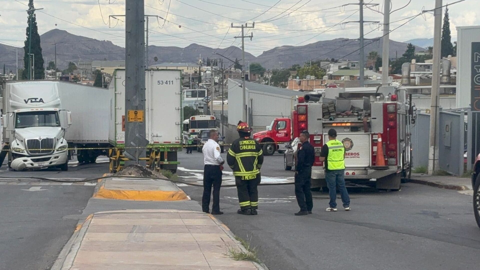 Una fuga de gas provocada por un tráiler obligó a evacuar el Complejo Industrial Saucito; Bomberos y Ecogas controlaron la emergencia sin personas lesionadas.
