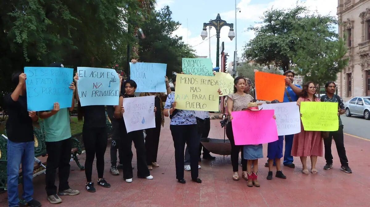 Ciudadanos bloquearon la calle Aldama en Chihuahua para exigir una solución al desabasto de agua que afecta a diversas colonias.