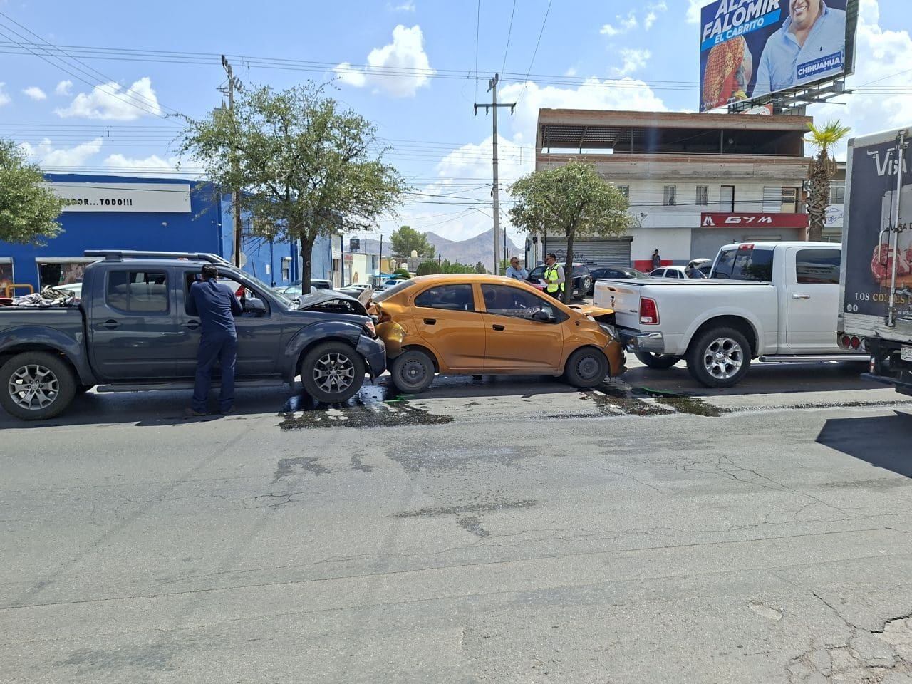 Una carambola de cuatro vehículos se registró sobre la avenida Tecnológico, frente al hotel El Cason, luego de que un conductor ignorara el semáforo en rojo.