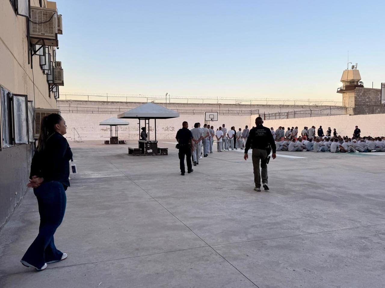 La SSPE realizó un operativo extraordinario en el Cereso No. 1 de Aquiles Serdán, donde aseguró armas hechizas y otros objetos prohibidos.