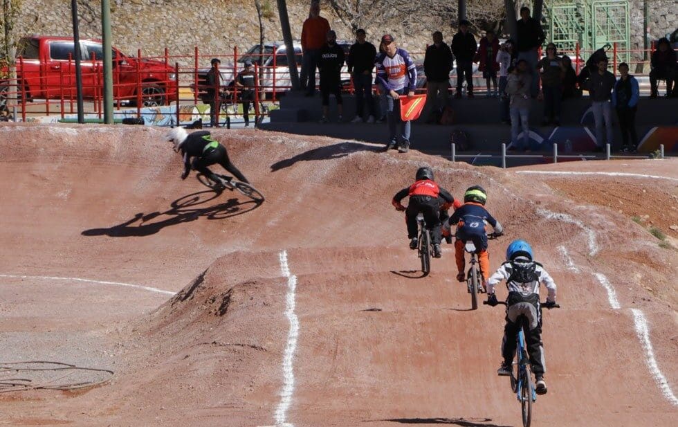 El Municipio de Chihuahua realiza mejoras en la pista de bicicross del Parque Extremo La Cantera para incrementar la seguridad y conservar la infraestructura deportiva.