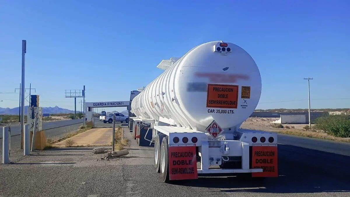 La SSPE aseguró una pipa con más de 27 mil 900 litros de presunto huachicol en Chihuahua y detuvo a tres hombres que no acreditaron su procedencia.