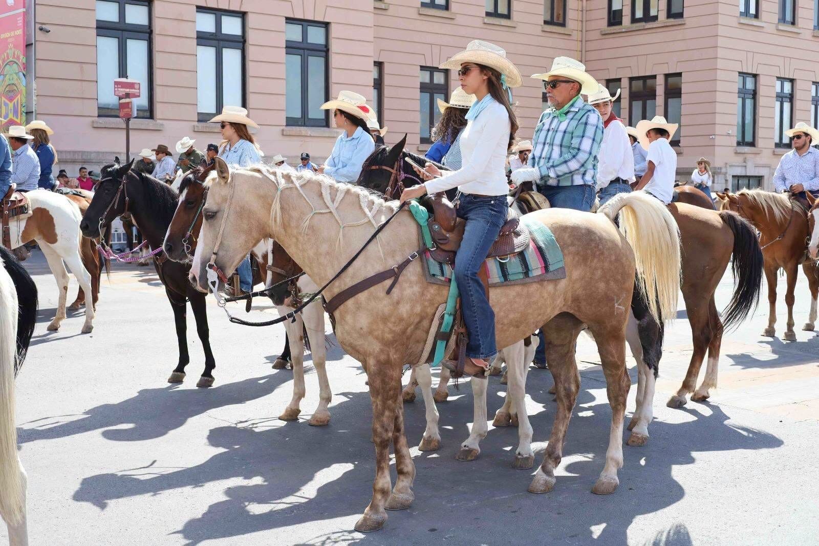Más de 600 jinetes recorrieron el Centro Histórico de Chihuahua durante la XXXI Gran Cabalgata Villista, que concluirá el 18 de julio en Parral.