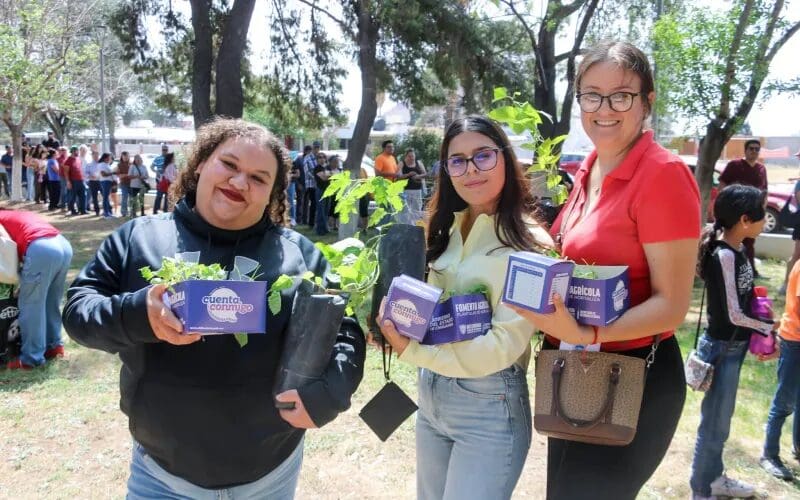 La entrega de árboles organizada por la SDR en la Ciudad Deportiva registró una alta afluencia, por lo que se limitó a un ejemplar por familia.