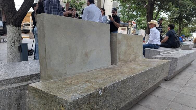 El Gobierno Municipal instalará respaldos de cemento en 30 bancas de la Plaza de Armas para mejorar su funcionalidad y durabilidad.