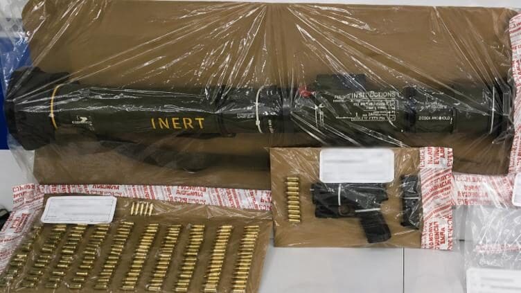 Autoridades aseguraron un presunto lanzacohetes tipo AT4 durante un operativo en Ciudad Juárez; peritos determinarán si era funcional o inerte.