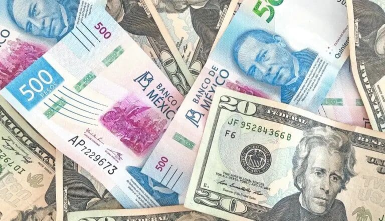 El peso mexicano perdió terreno frente al dólar tras la decisión de Estados Unidos de no extender el T-MEC y activar revisiones anuales.