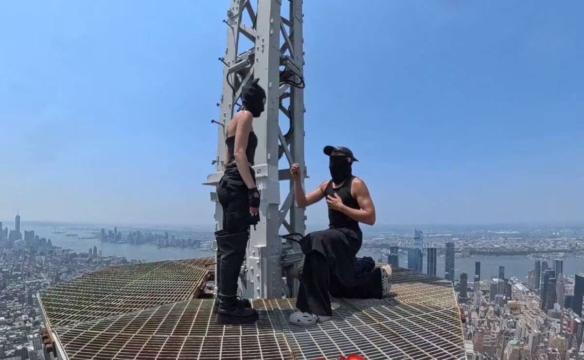 Una pareja fue detenida tras escalar la aguja del Empire State Building para realizar una propuesta de matrimonio. Conoce cómo burlaron la seguridad y los cargos que enfrentan.