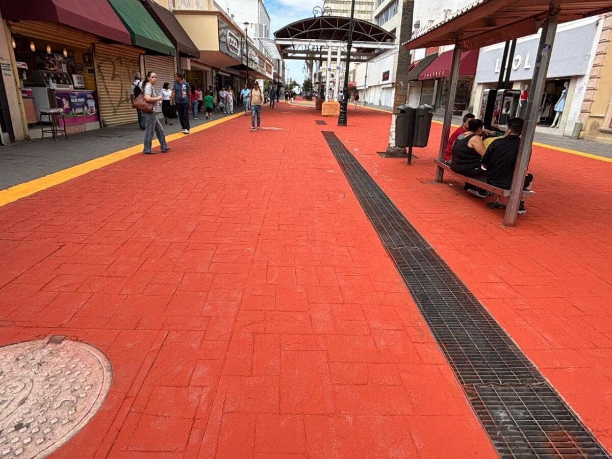 La Dirección de Servicios Públicos Municipales realizó trabajos de pintura y remozamiento en la colonia La Libertad para mejorar la imagen urbana.