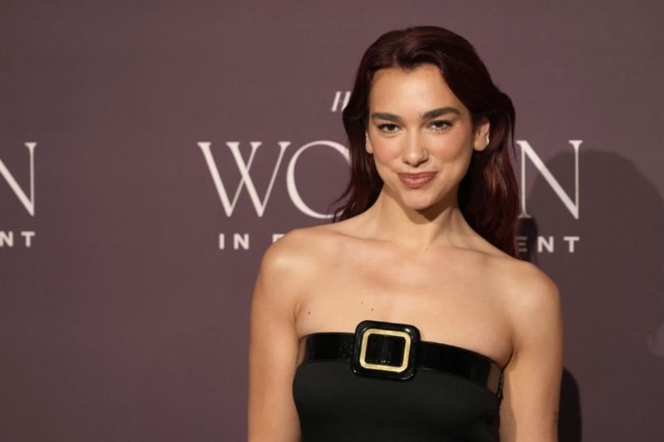 Dua Lipa expresó su apoyo a las protestas en Albania contra un proyecto turístico vinculado a Ivanka Trump y Jared Kushner, cuestionando cambios en la legislación ambiental.