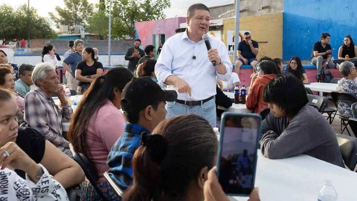 César Jáuregui se reunió con vecinos de la colonia Rubio y reiteró su compromiso de recorrer las colonias de Chihuahua rumbo a 2027.